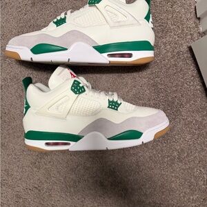 Jordan Air Retro 4 in Sail and Pine Green/SB